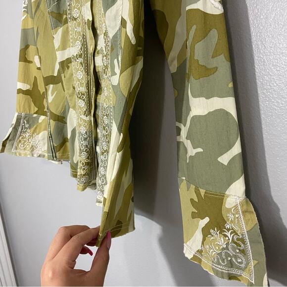 Johnny Was 3J Workshop Camo Embroidered Button
Down Shirt Small - Picture 5 of 14